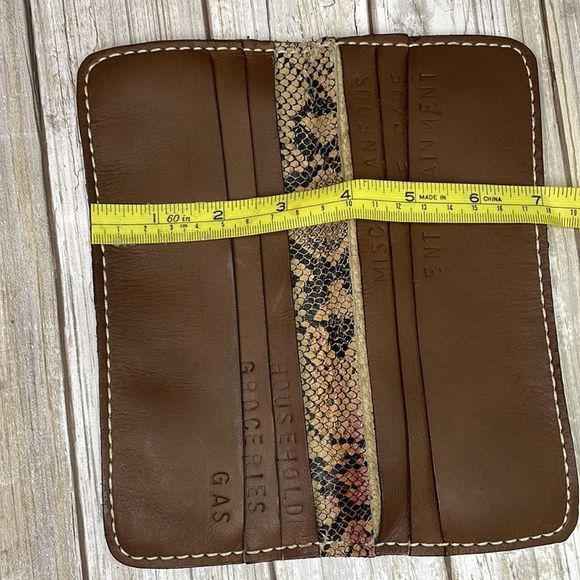 Leather snake skin wallet has cash pockets so that you can stick to your budget - Picture 12 of 14